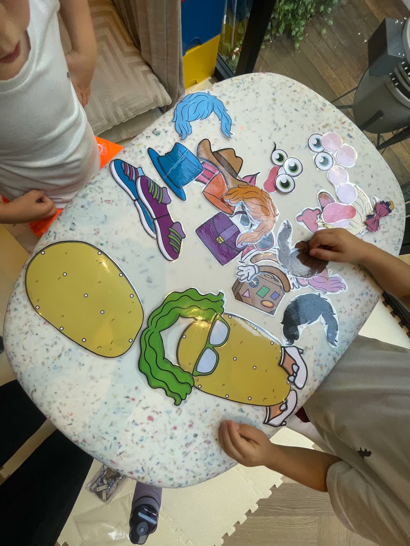 Building funny faces with a picture puzzle
