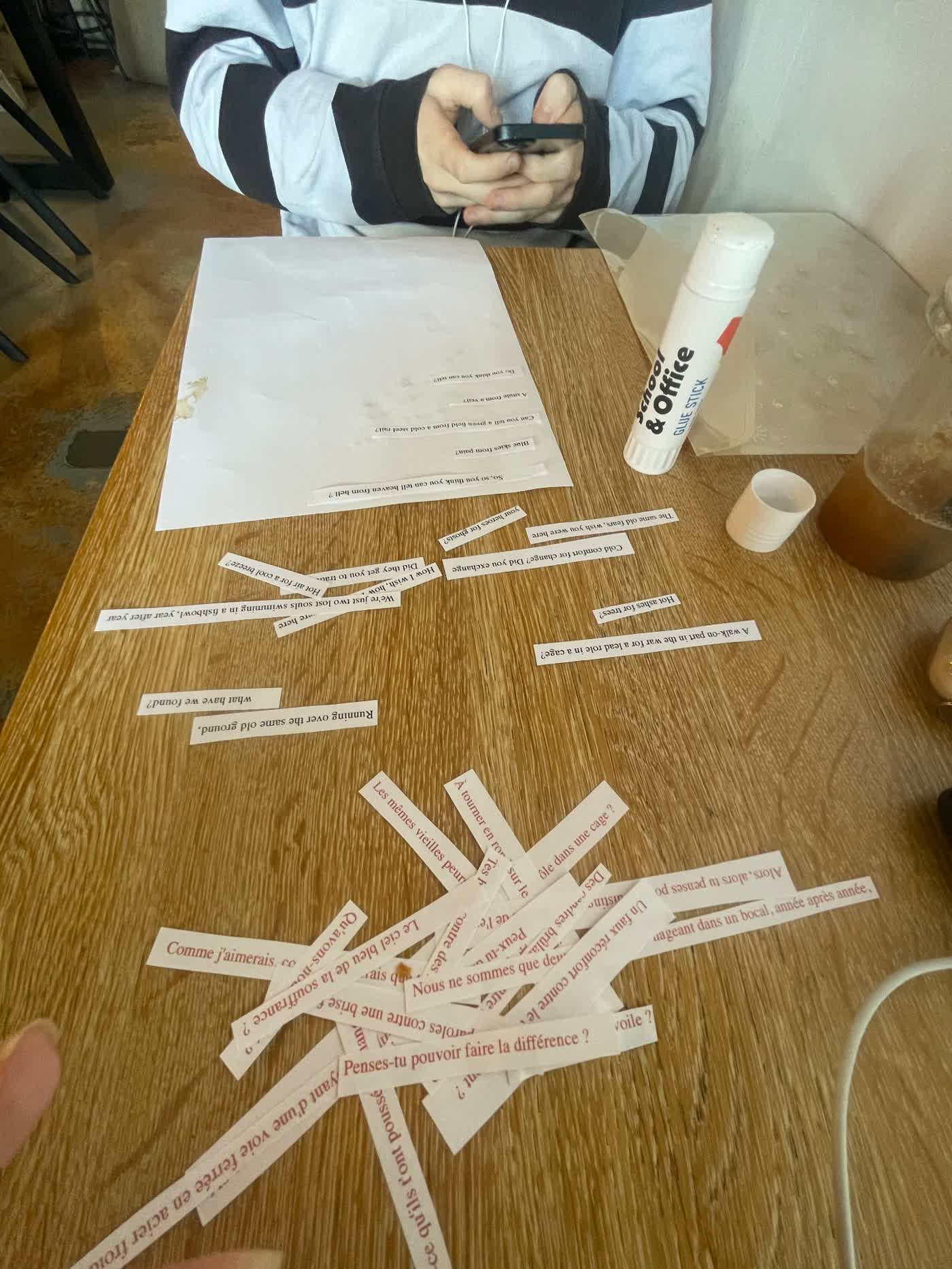 Poetry sentence strips used in a bilingual lesson